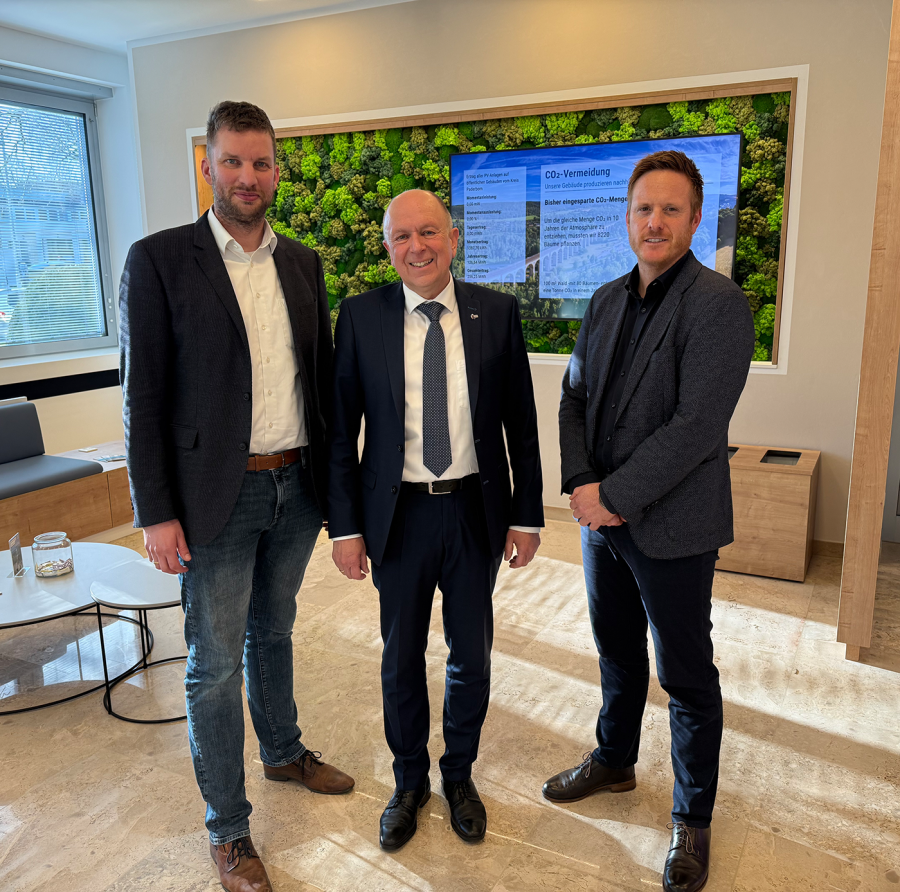 Verkürzen die Bearbeitungszeit von Bauanträgen zukünftig deutlich: Landrat Christoph Rüther (Mitte) mit Bau-Dezernent Henrik Egeler (r.) und Dr. Ulrich Beckschulte (l., Leiter des Amtes für Bauen und Wohnen) © Kreis Paderborn, Leah Laven